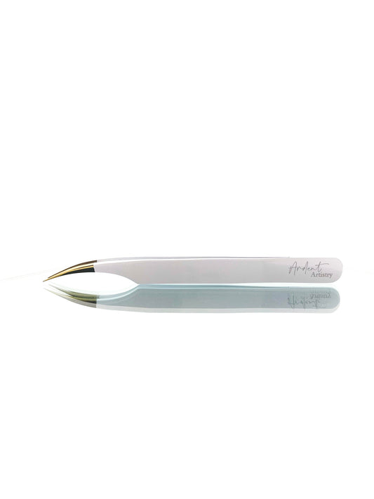 Kai Curved Isolation Tweezer